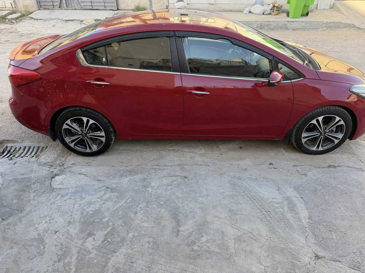 السلام عليكم 
كيا سيراتو 2013خليجيه 
اعلى مواصفات بالسيراتو
فتحه 
حساسات امامي وخلفي 
رادار جانبي
داخل جلد 
بصمة
مرايات شفط
ماشيه 113الف كيلو 
مكانها بغداد حي القادسية/يرموك
***********بي واتساب
