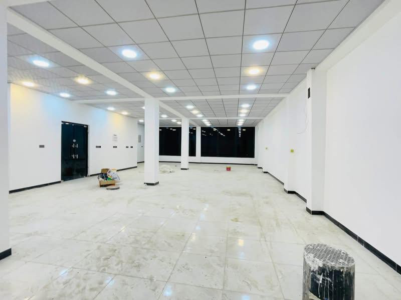 سلام عليكم للايجار قاعه مساحتها 200 متر مع غرفه في الطابق الثالث 4/9 مع صحيات في مغربه شارع المركز القديم قرب صيدليه ماسه الاتصال على الارقام 
***********
***********
