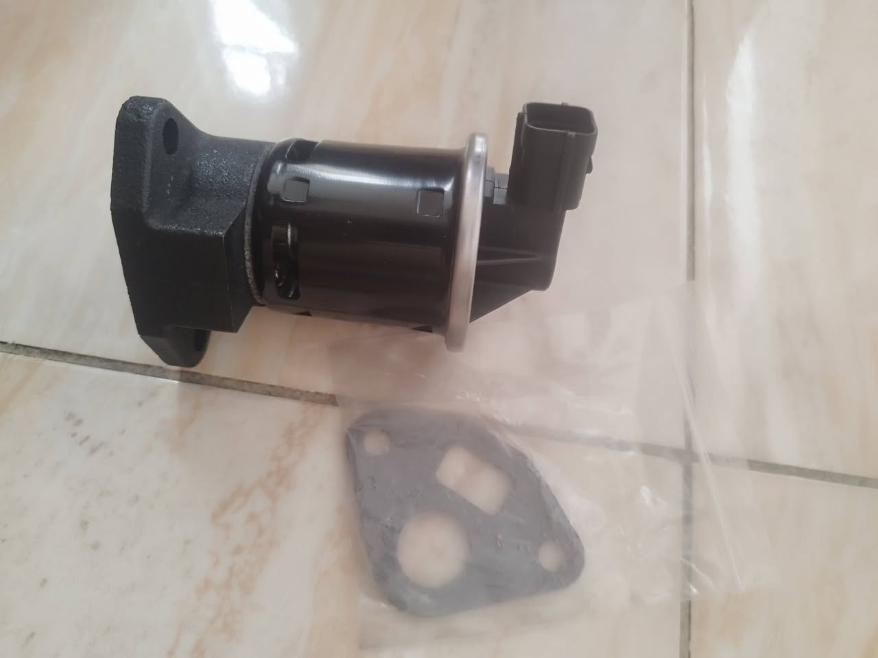 المنتج هو صمام إعادة تدوير غاز العادم (EGR) المخصص لسيارات شيفروليه. [1]
رقم القطعة: 9015237.

التوافق: مناسب لسيارات شيفروليه أفيو (Aveo) بمحرك 1.6 لتر، وكذلك طرازات أفيو 5 (Aveo5) وإبيكا (Epica).

الوظيفة: يعمل على إعادة تدوير جزء من غازات العادم إلى غرفة الاحتراق لتقليل الانبعاثات الضارة وتحسين كفاءة استهلاك الوقود.
     
ب15 مع التوصيل وبالعافيه


**إذا كنت صاحب هذا الإعلان وتريد حذفه لأي سبب، رجاءا أرسل رسالة إلى الدعم الفني**