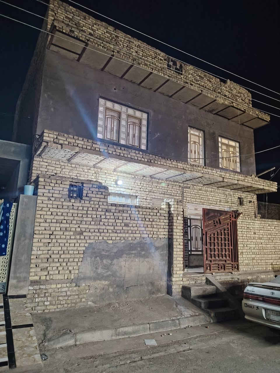 منطقة عبجيه يبعد عن مستشفى الحكيم 500 متر
100 متر طابقين ركن مربع
الطابق الارضي
ديوانيه و غرفه ومطبخ وصحيات
الطابق الثاني
3 غرف و مطبخ غير كامل البناء
صحيات خارجيه
البيت فارغ حاليا
سعر الايجار 300
***********
