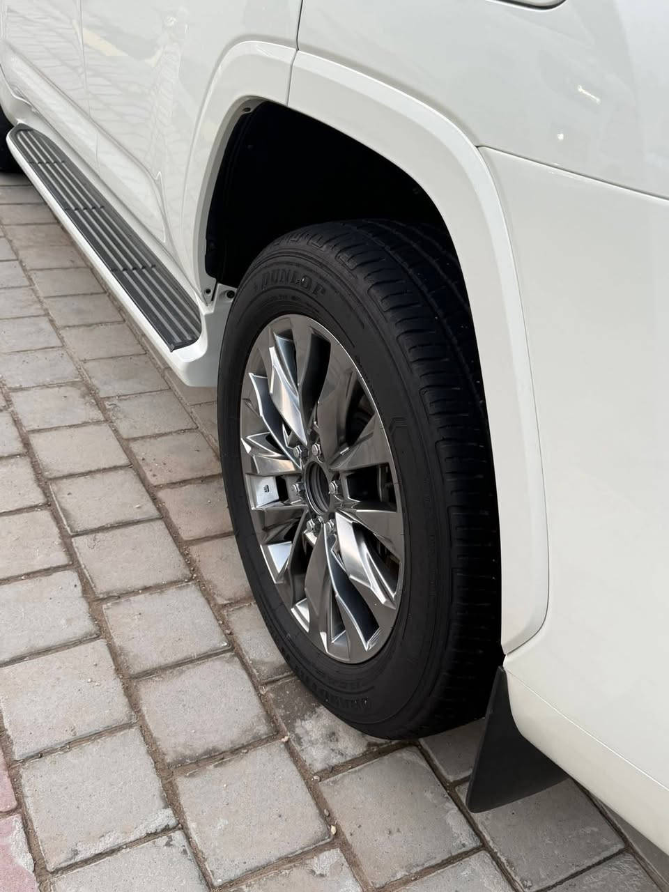 السلام عليكم تيوتا لاندكروز
للبيع موديل 22 
شركة ساز باب اول 70 الأصلي سيارة فول 1/1 
شاشات تطبيق مكينه 4000
ماشية 13 ألف 
استخدام شخصي
مكفوله كفاله عامه من كلشي 
من الشخط والرصعه والتكحيل 
تايرات انتاج الشركة 22
مكان السيارة بغداد شارع فلسطين
رقم بغداد مشروع وطني 
الهاتف/ ***********
