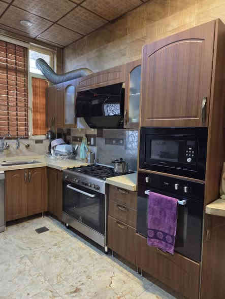 الدار للبيع 
بغداد البياع شارع 6 بناء حديث درجة اولى قريب على شارع 20 
البيت يحتوي على 3 طوابق  وسطحين
الطابق الاول مطبخ وصالة وهول حولي وغرفه نوم ومناور 2 وخدمات 
الطابق الثاني 3 غرف نوم وخدمات 
الطابق الثالث هول حولي وغرفة نوم وغرفة غسيل وسطحين
السعر ٤٦٠ مليون دينار عراقي
للاستفسار الاتصال على الرقم التالي 
***********
