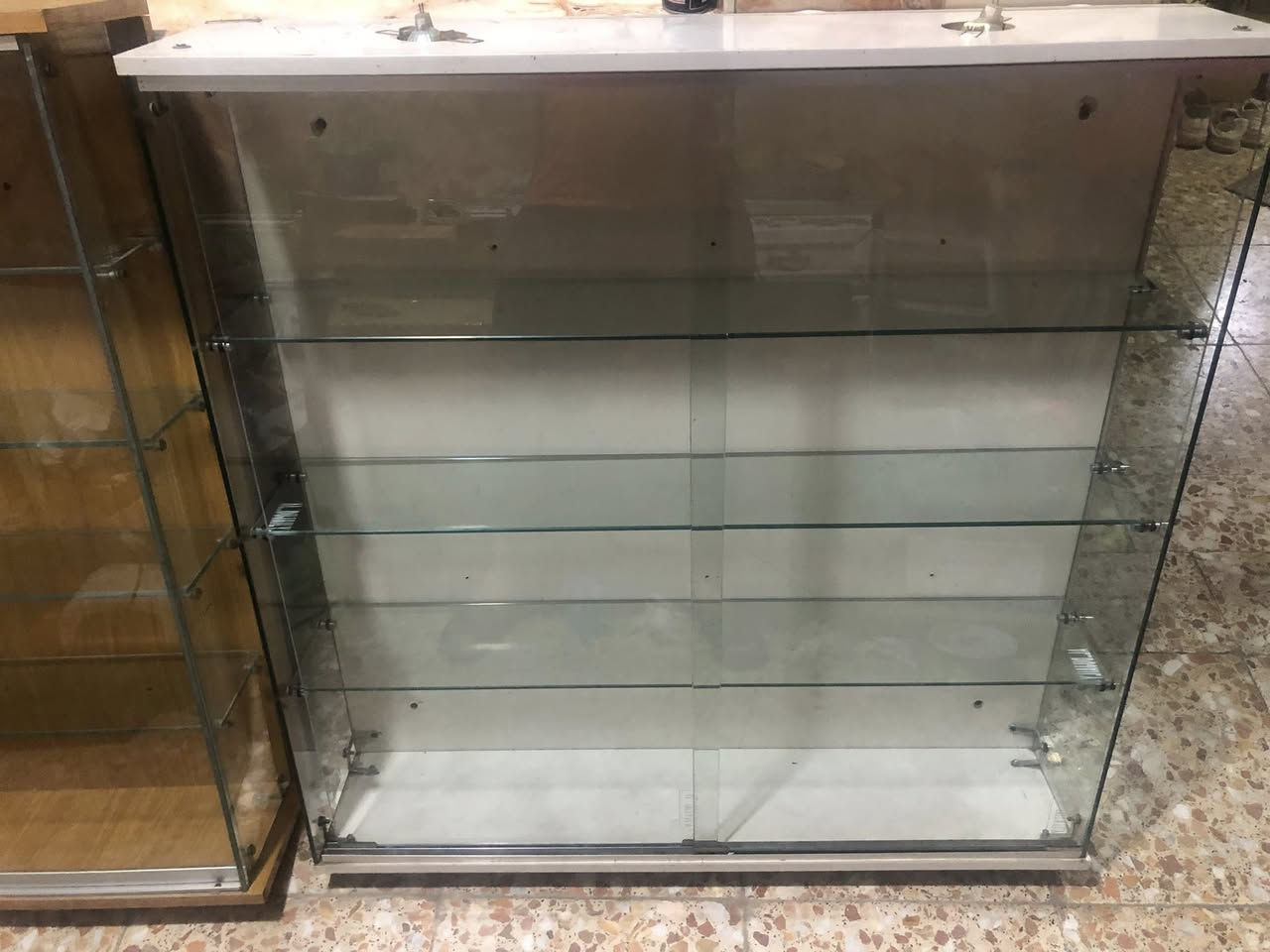 سلام عليكم  من رخصت الادمن 
عندي باترينات جام عرض /عدد2 
عرض 120 ارتفاع 1متر
باترينات عرض مبايلات جدار عدد/2
عرض 1 متر ارتفاع 1 متر
500 الف 
***********
