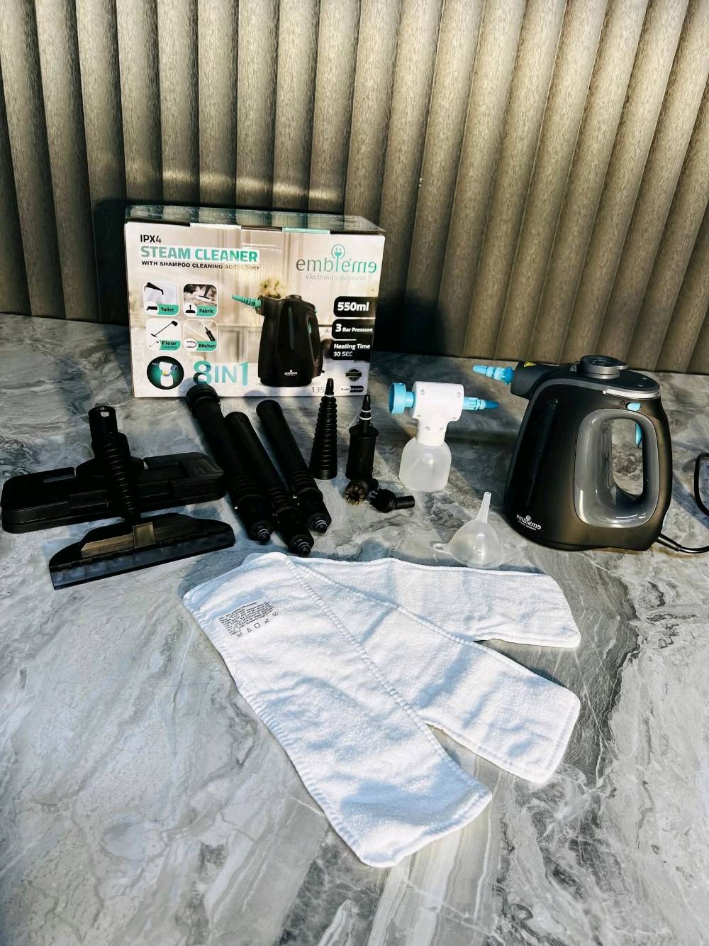 منظفة السحرية البخارية 8 في 1 – من أمبليوم

• تنظيف وتعقيم الحمامات والمطابخ والأسطح المختلفة
• تنظيف الأرضيات (سيراميك، خشب، رخام)
• إزالة الأوساخ والبقع من الأقمشة والمفروشات والستائر
• تنظيف الزوايا والأماكن الصعبة الوصول
• قوة بخار عالية 1350 واط بضغط 3 بار لتنظيف عميق
• تسخين سريع خلال 30 ثانية
• خزان ماء بسعة 550 مل لاستخدام أطول
• جهاز 8 في 1 مع ملحقات متعددة
• سلك كهربائي بطول 2.5 متر لحرية الحركة
• تصميم مدمج وخفيف وسهل الاستخدام
• آمن بمعيار IPX4 المقاوم للماء
• تعقيم فعّال بدون الحاجة إلى مواد كيميائية