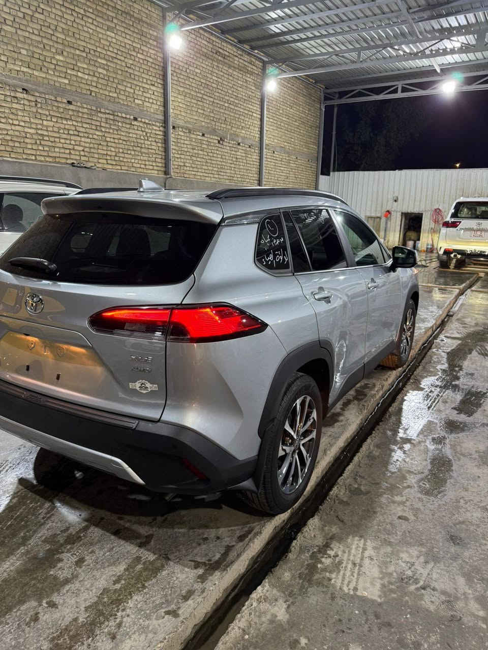 السلام عليكم
كورلا كروس موديل 2024 
فئه XLE فول مواصفات 
بدون رقم 
حادثها باب و جاملغ مبدل نفس اللون و باب خلفي بي تصليح بارد فقط 
السعر 200$ 
***********
