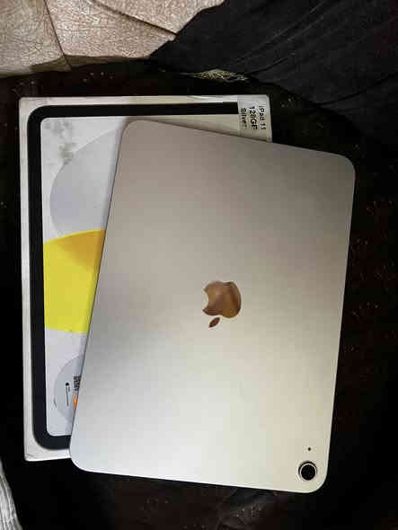 ايباد  11 لون سلفر (ابل)
ذاكرة 128
 🔋بطارية 100 جديد 100‎%‎
🔁عدد الدورات 54
كارتون وغراضة كامله
650 وبيه مجال 
التواصل : ‭0777 172 8198‬
