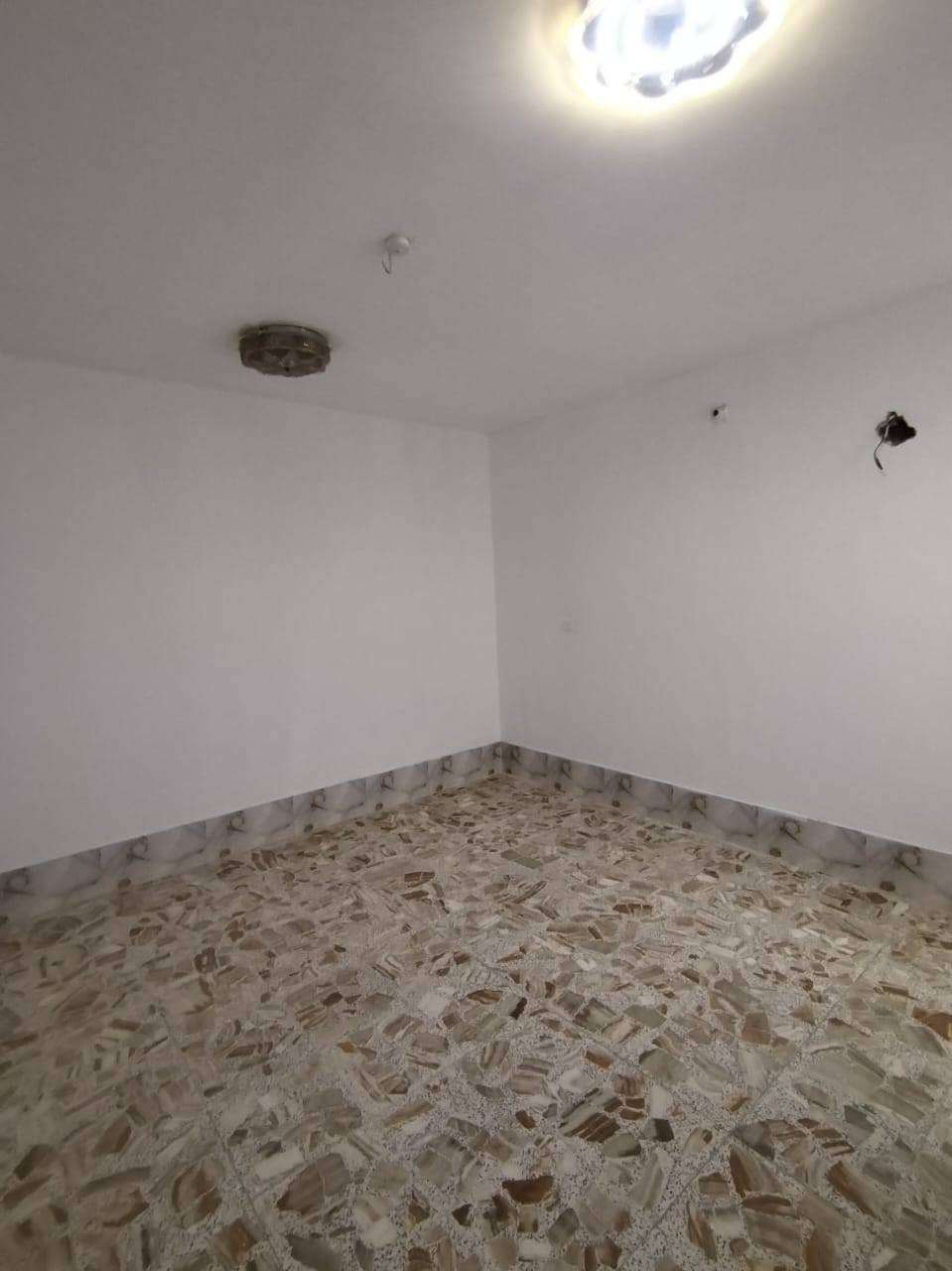 مكتب ولايه علي 

بيت للبيع المساحه 100 متر طابو زراعي سند 25 مشمول بالتطويب وترقيم بلديه كاع حسين الشبيلي 

أساس وسقف صب كونكريت بنيان طابوك 

يتكون من غرفة نوم وصاله ومطبخ واستقبال وصحيات داخليه وخارجيه وطارمه ومكشوفه ومخزن بالطابق الثاني 

العنوان شارع المطار الجديد شارع علكم يبعد عن شارع 100متر 

السعر المطلوب 70 مليون وبي مجال 

للاستفسار اتصال أو واتس اب 
***********
أبو علي العبدلي
