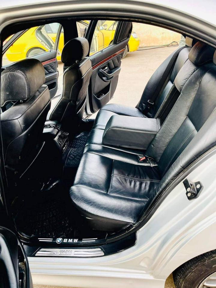 سلام عليكم 544Bm لبيع مديل 2002 بسمي محرك 8V حجم 544  داخل جلد فتحه بل قمره دبل كير تبريد قطعتين بردات كهرباء تحكم ستيرن تبريد ثلج سياره حلوه ما بيه اي نقص رقمي ***********
