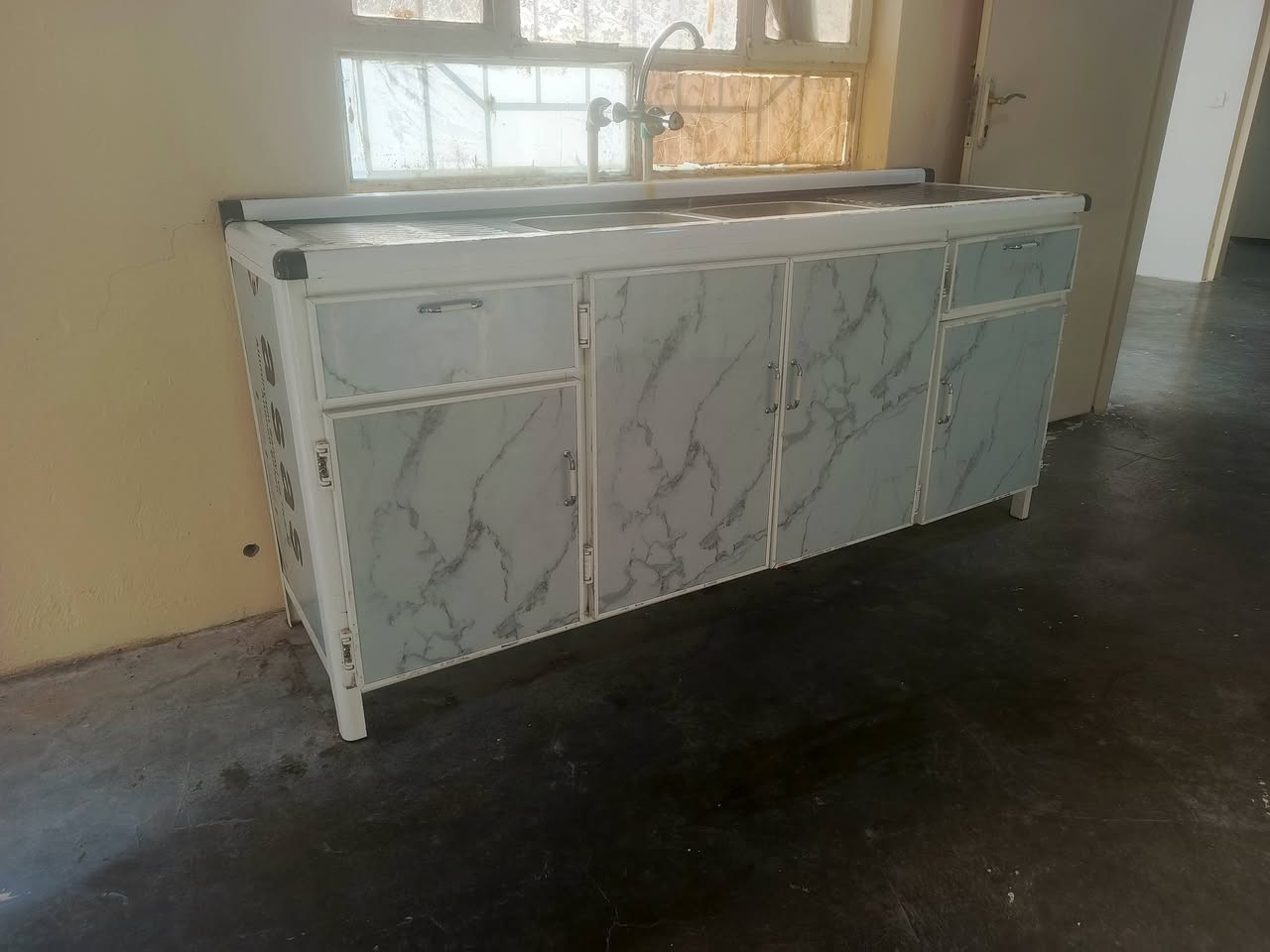 سلاوهاورییان
ئە م کە وانتە رە بۆفرۆشتن
مواد سارای ئە سلییە
2.5 مەترو نیوە 
سنکە کە ی 2مە ترە
ژ.م***********
شوین کە لار شە هیدان سە رجادە ی ئاوارە کان
