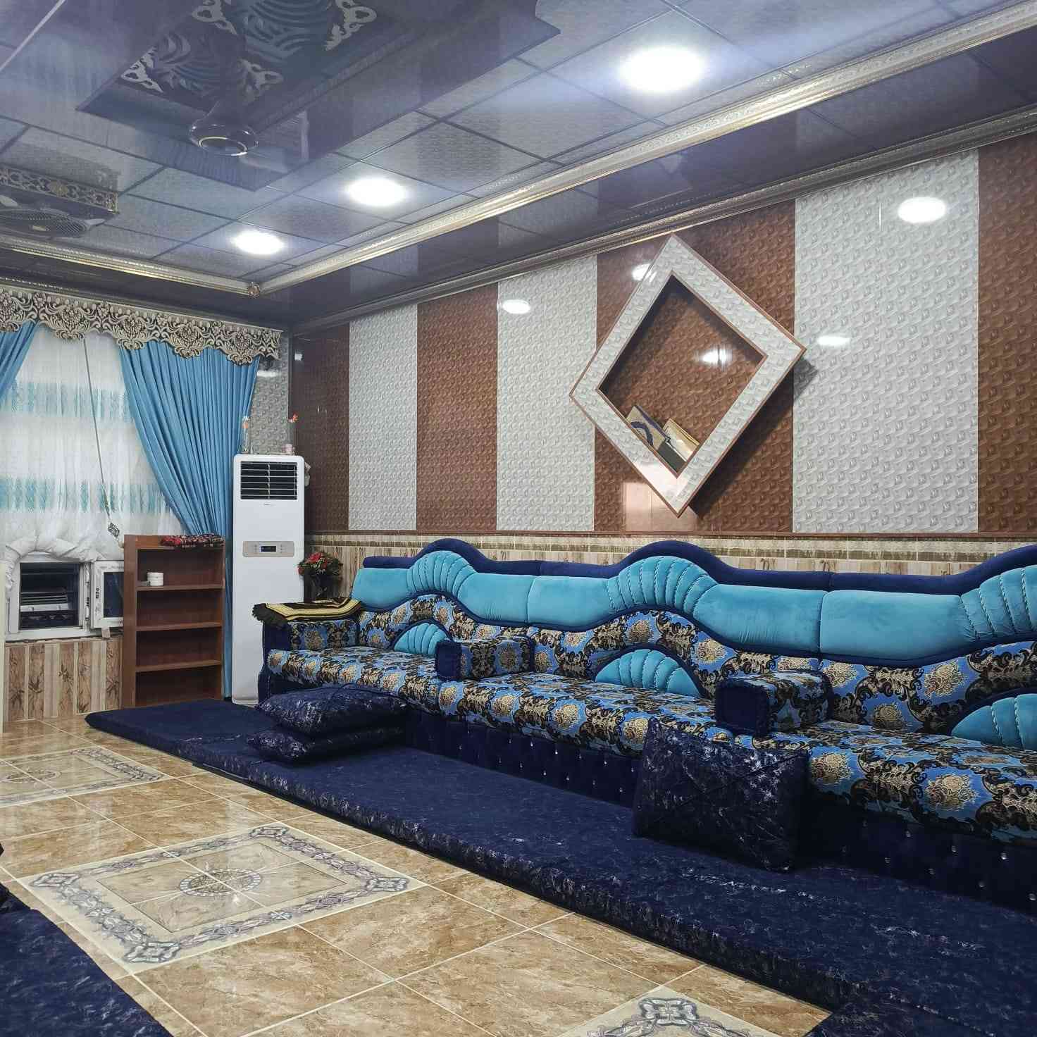 سلام عليكم يوجد بيت للبيع ال مساحه 200 حي الفرسان قرب جامع صابرين قاط واحد ويوجد بيت قاطين وهم نفس ال مساحه وبنفس الفرع قرب ال متخار ابو شهد   ***********.  *********** ول شراي يدلل ول يجي ما يكون خاطره طيب
