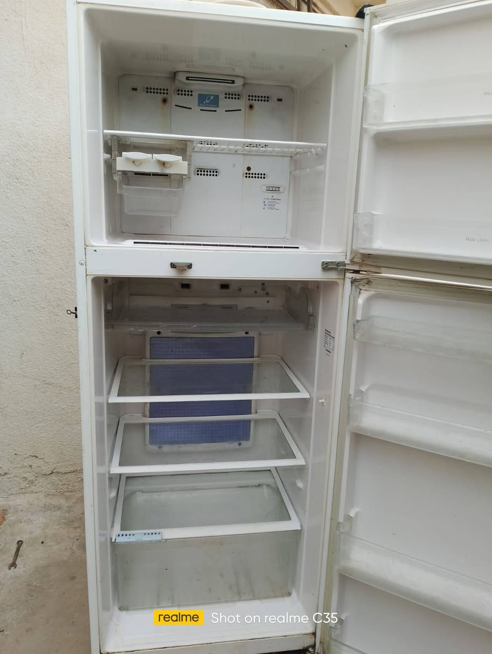 ثلاجه نضيفه وشغاله سعرها 175 وبيها مجال مكاني حي السلام وره مدارس العتبه ***********
