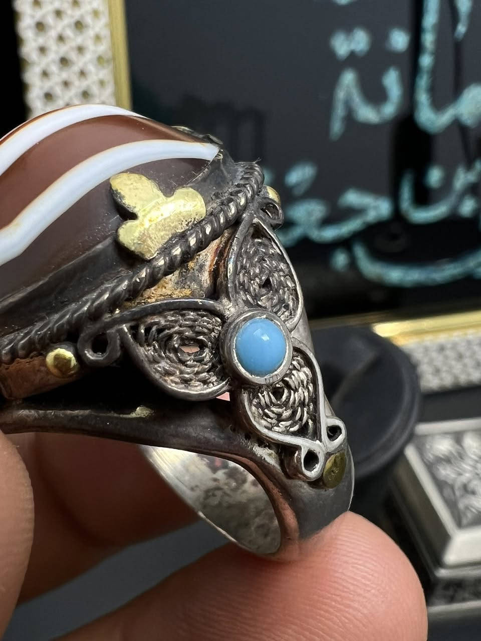 من عالم الجمال الى عالم الاقتناء

من القطع النادره الي من الصعب نوصفها بكلمات

حيث جمال الجزع بطبقاته الطبيعية بلونها الجذاب

الى جمال وروعة الحرفية في الصياغة اليدوية 

صياغة اسطة (صفري) صياغة ثقيلة جدا مع 
تطعيم فيروز حدد 2 عل الجانب 
موديل فلكري قديم ..

 

🧿للمهتمين السعر عل الخاص ونكون بخدمتكم

*********** موجود واتساب 

اخوكم احمد الربيعي الصائغ

