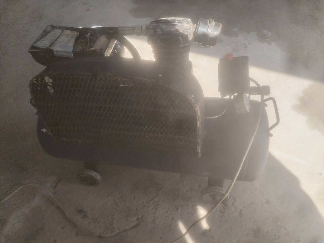 كوبريسر هوا شغال بدون عيب السعر 100 تواصل ***********
