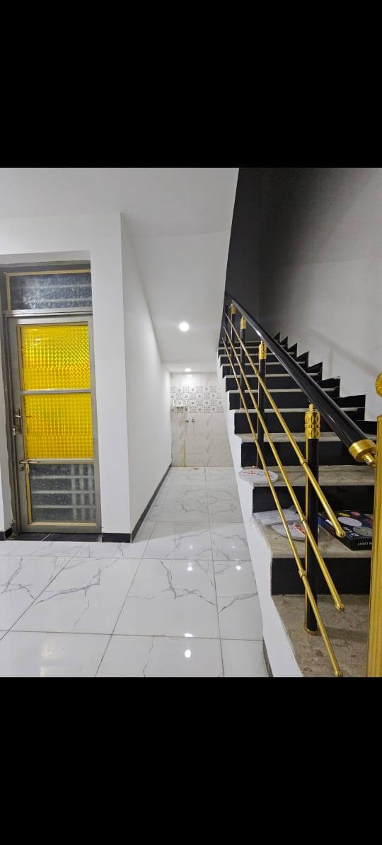 السلام عليكم بيت طابو صرف السعر التطلوعة ٤٠ وبي مجال بسيط كلش  بمجمع الرواد السكني بحي الجامعة في الكوت مساحة ١٠٨ طابقين
واجهه ٧  نزال ١٥ وشوي  غرفتين ٣ حمامات  مطبخ واستقبال وهول داخلي علما الغرفة الثانية سويت
سطحين مطلوب ١٠٠ للمصرف العقاري ***********
