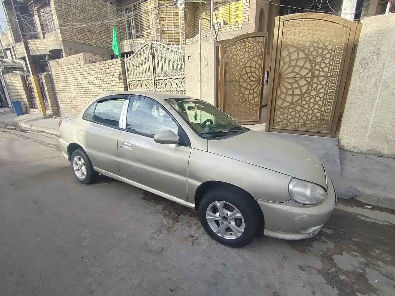 كياىيو موديل2001كير عادي  السايارة كير مكينه عينه وصينية وصدر امامي كامل حتة لرباطات مبدلهن كمبريسر تبريد 
داينمو ضفثرة مكينه معمرة درجهاولة كل حساسات ولفيش المكينه مبدلهن اصلي فقط ماب سنسر مابدلته 
شرط تبريد وبنص لزدحامات ماتصعد ولا تفكر بلحماوة مي اخضر اصلي لاتنقيص ولا شي غرفتها حلوة 
بيها ضربه جاملغ خلفي بامريكه 
وهنا نضربت جاملغ امامي وصورته 
لسيارة عوزها جامه خلفية نكسرت لبارحه بلطوبة 
لسيارة خير من الله ترايك وين ميعجبك صارف عليها كلش
ورقم انكليزي جديد مصف ة غرامات وهزة جديده 
لسعر ب28ورقة ومستعجل ع لبيع 
بغداد
***********
