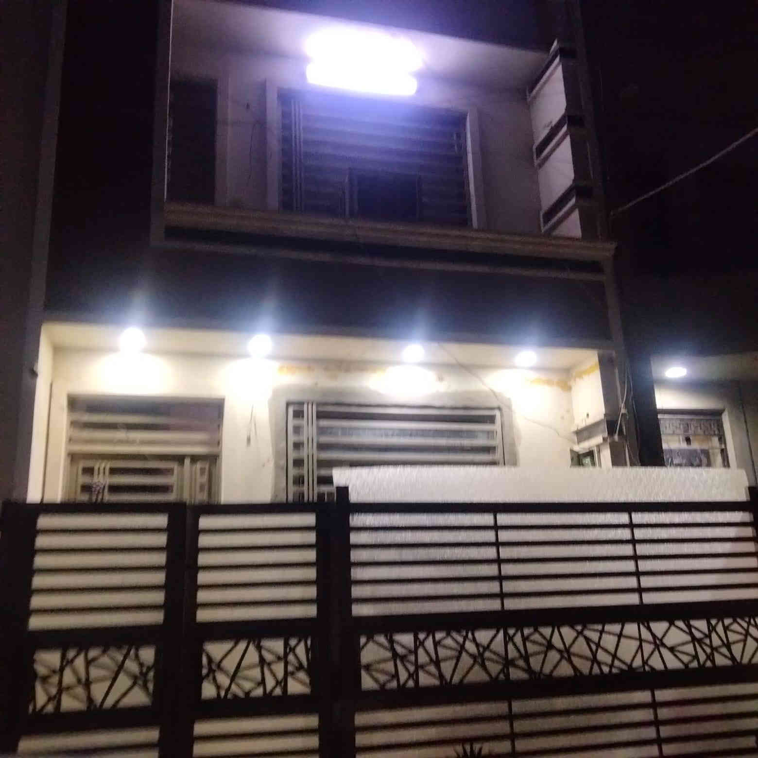 للبيع مشتمل مساحة 50 متر الوجه 5متر والنزال 10 متر بناء حديث الطابق الاول صاله مطبخ منور صحيات الطابق الثاني يحتوي على غرفتين نوم بناء 2024 
العنوان حي الجهاد منطقه الامن الوطني محله 897 قرب ديوان الاصيل و طريق الحلقه الرابعه 
 للاستفسار الاتصال على الارقام التاليه 
السعر مناسب جدا
*********** واتساب 
***********
