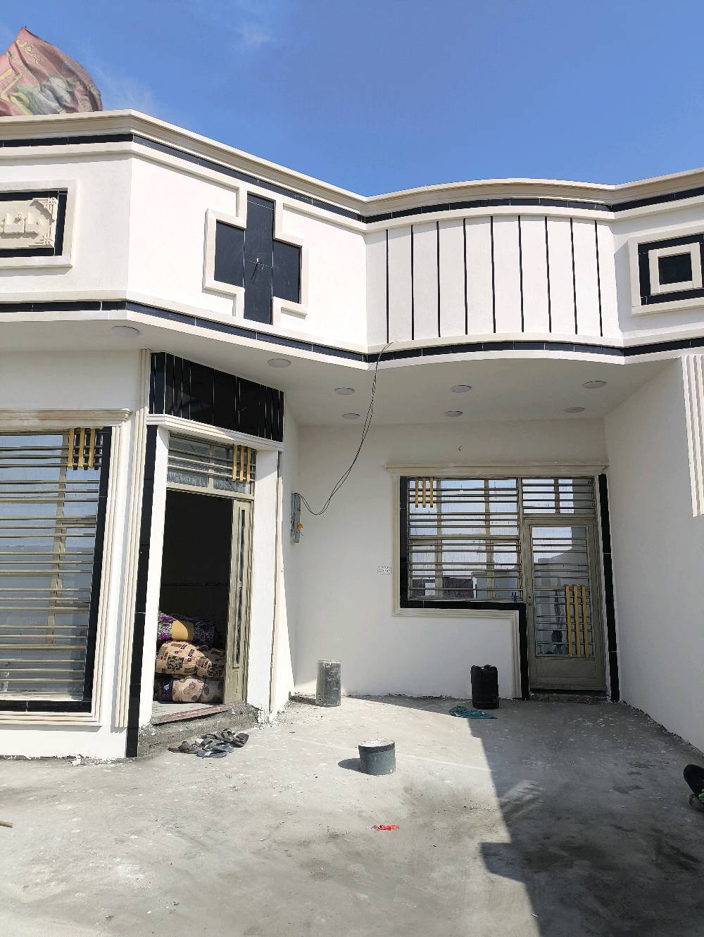 بيت للبيع بتصميم حديث وجميل في موقع مميز. يحتوى على واجهة أنيقة مع تفاصيل فنية وزخارف. المساحة كبيرة وتناسب الحياة العائلية. البناء جديد ومجهز بكل ما يحتاجه السكن المريح.