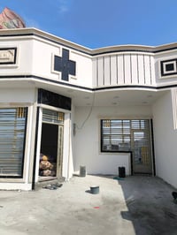 بيت للبيع بتصميم حديث وجميل في موقع مميز. يحتوى على واجهة أنيقة مع تفا...