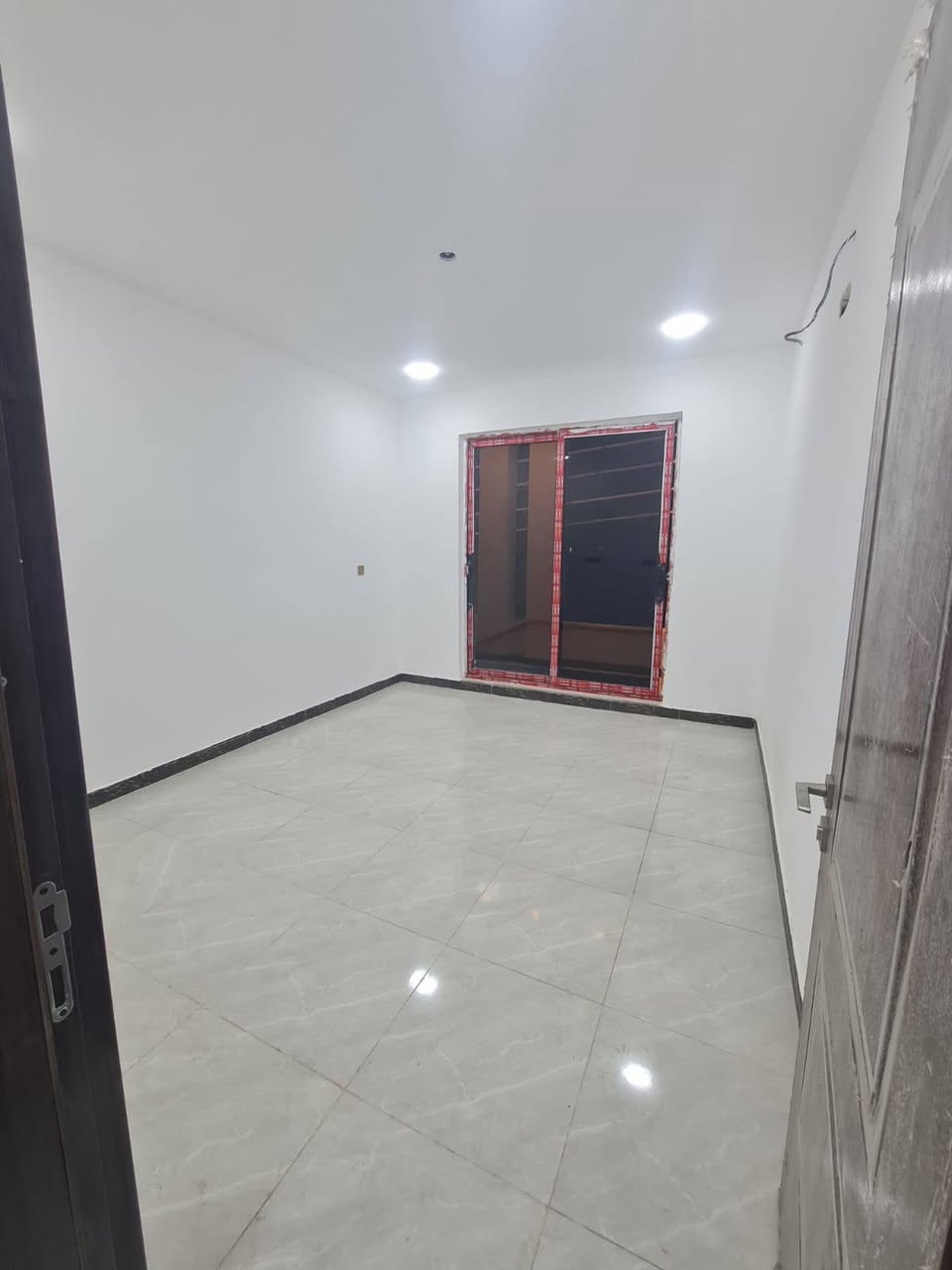 السلام عليكم 
للبيع بيت زيرو تحفه
بسعر مناسب بأسمي تنازل شركه
شبابيك المنيوم سلايت 
أبواب صاج تركي
 
غرفتين واسعه  ٤.٥ متر
مطبخ كبير ٦ متر
استقبال واسعه ٤.٥ متر
بيتونه كبيره 
بواري سبلت تقطير و ستلايت دفن
٥٠ متر 
الدوره خلف أفران الزيتون 
٥ دقايق عن الطابقين 
تبليط ماء كهرباء نت لباب البيت 
للأستفسار خاص او واتس ***********
و بدون دلاليه
