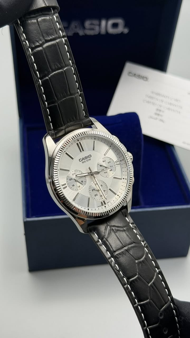 ساعة CASIO الأصلية
تصميم كلاسيكي أنيق بواجهة فضية وسير جلد أسود يمنحك مظهر راقي مناسب للعمل والمناسبات والاستخدام اليومي.

المواصفات:

* حركة Quartz أصلية عالية الدقة
* مقاومة للماء WR50
* عرض اليوم والتوقيت
* واجهة فضية بتفاصيل فخمة
* سير جلد مريح بخياطة أنيقة
* أصلية مع العلبة والكتيب
* إمكانية الفحص قبل الاستلام

السعر: 130,000 دينار عراقي

للتواصل والاستفسار واتساب:
***********
