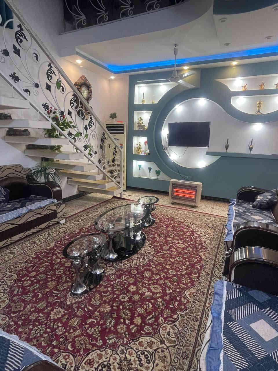 سلام عليكم 
بيت للبيع مساحته 120 طابو صرف قرب معمل السمنت 
طابقين 
الطابق الاول يحتوي علئ
غرفتين 
مطبخ
صاله
استقبال 
حمام +ترك
والطابق الثاني غرفه وحمام وصاله
ويوجد طاقه شمسية في البيت
للاستفسار والسعر اتصل على 
***********
