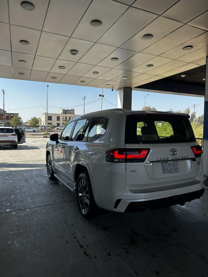 آللهم صلي على محمد وآل محمد ✋
تيوتا لاندكروزر 

موديل 2023
فول مواصفات GXR١/١ 
فئة SAS Limited 
السيارة ماشية 47km فقط بحالة الوكالة
المواصفات 
لون ابيض ،رقم بغداد تحويل مباشر بأسم المشتري
المواصفات فتحة،بصمة،٣شاشات،جنطة كهرباء،شاحن كهربائي،٥كامرات،ثلاجة، اضوية ترحيبية
دخول ذكي،كراسي كهرباء،داخل مغلف اصلي مع الارضية ، ويل كبير ،اطارات Dunlop اصلي شركة 
مواصفات الساز معروفة
السيارة مكفولة كفالة عامه عدا بارد جدا قليل موضح بل سونار مرفق مع الصور 
السعر ٦٨٠ 💵 
مكان السيارة ديالى بعقوبة
رقمي 
***********
