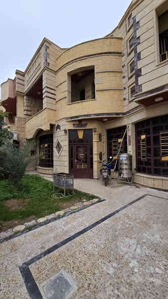 للبيع 
في الفلوجه  الجغيفي الثانيه/ مجمع الشيخ توفيق

المساحه 250م  

الواجه حجر  و السطح طابقين شتايكر

مكون من 4 غرف نوم ثنين جوا وفنين فوك 

ويوانيه وهول وصاله 

سعر البيت 235 مليون و بي مجال

رقم الهاتف.    ***********
