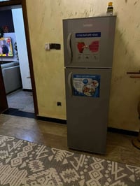 ثلاجة الوادي مستعملة قليل  السعر ١٥٠ وبيها مجال بسيط   نظيفة اخت الجدي...