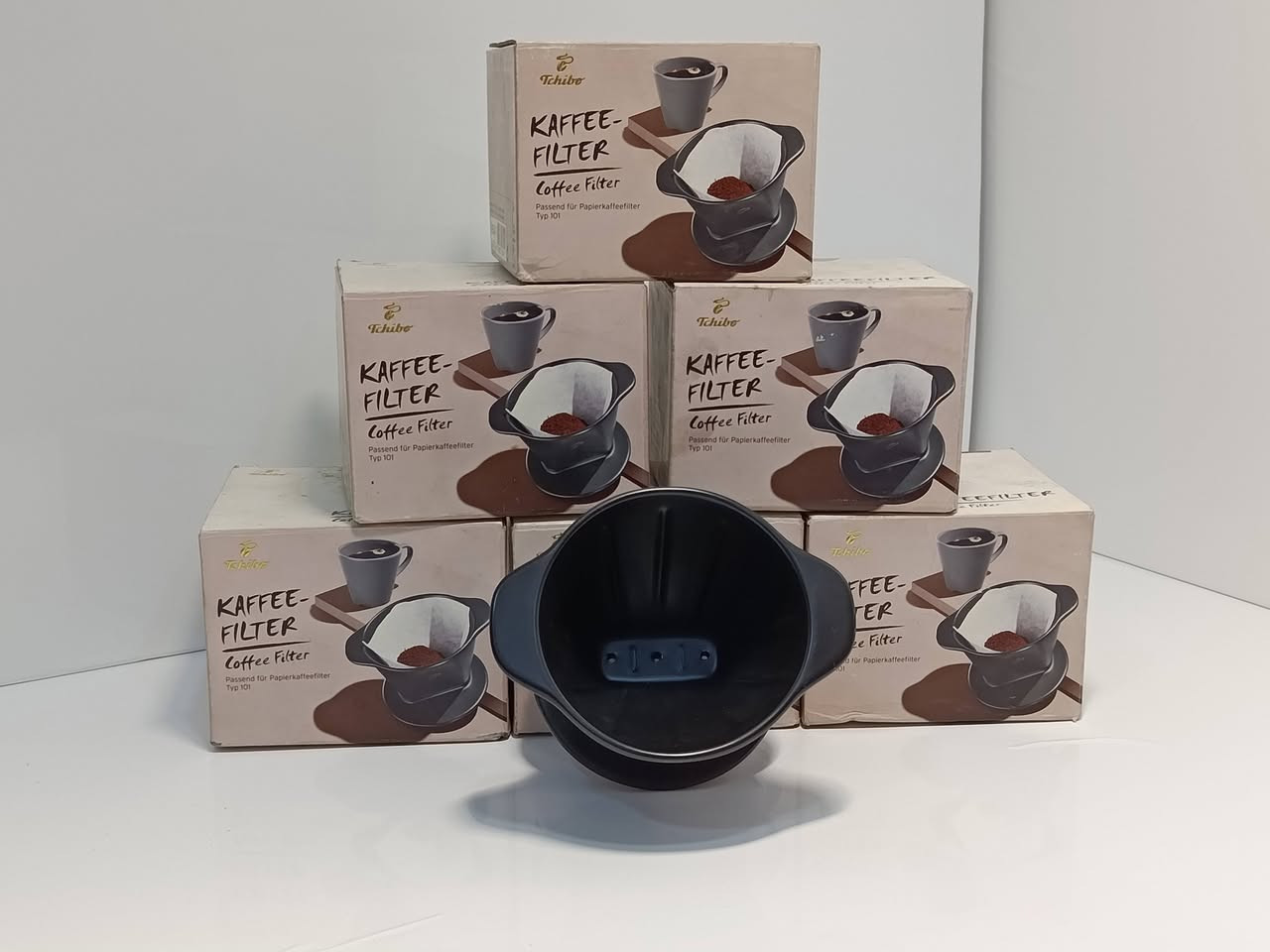 يُستخدم هذا النوع من الفلاتر لتحضير القهوة المقطرة يدوياً، حيث يتم وضعه فوق كوب أو إبريق، ثم يُوضع بداهله مرشح ورقي وتُضاف القهوة المطحونة، ثم يُسكب الماء الساخن فوقها تدريجياً.
إليك أهم تفاصيل المنتج الظاهرة:
العلامة التجارية: Tchibo (تشيبو).
نوع المنتج: Kaffee-Filter (فلتر قهوة).
التوافق: مصمم ليتناسب مع فلاتر الورق من "نوع 101" (Typ 101).
المادة: بلاستيك متين باللون الأسود.
هل تود معرفة كيفية استخدام هذا النوع من الفلاتر لتحضير كوب مثالي من القهوة؟
#Tchibo
#تشيبو
#فلتر_قهوة
#KaffeeFilter
#قهوة_مقطرة
#تحضير_يدوي
#قهوة_مختصة
#عشاق_القهوة
#أدوات_القهوة
#قهوة_الصباح
#قهوة_مزاج
#CoffeeLovers
#PourOver
#ManualBrew
#BrewingCoffee
#قهوة_سوداء
#بلاستيك_متين
#معدات_قهوة
#قهوة_نقية
#نوع101


**إذا كنت صاحب هذا الإعلان وتريد حذفه لأي سبب، رجاءا أرسل رسالة إلى الدعم الفني**