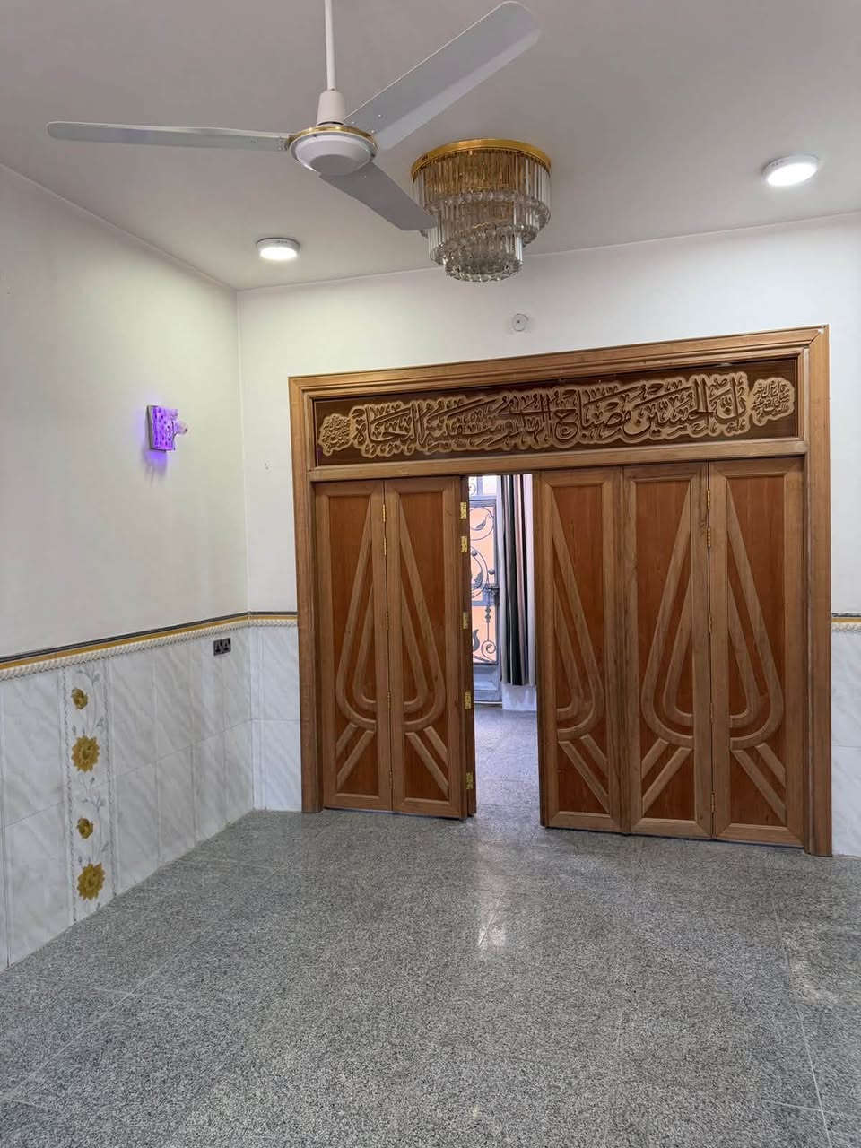 للايجار ….للايجار 
بيت مساحة 100 م مربع ركن طابقين 
📍حي السلام 
الطابق الاول صالة واستقبال ومطبخ وحمامات 
الطابق الثاني 2 غرف نوم وصالة 

🔹للاستفسار مراجعة مكتب الغدير 
🔹حي السلام/شارع ابو الدجاج/مجاور مفاتيح دبي  
🔹او الاتصال يتوفر واتساب 
*********** 📞
