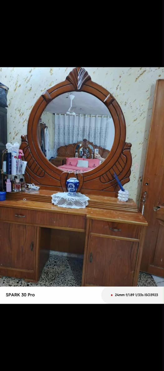 السلام عليكم توجد غرفه نوم للبيع شغل درجه أولى بسعر ٨٠٠ وبيه مجال بسيط و للاستفسار الرقم *********** / ***********
