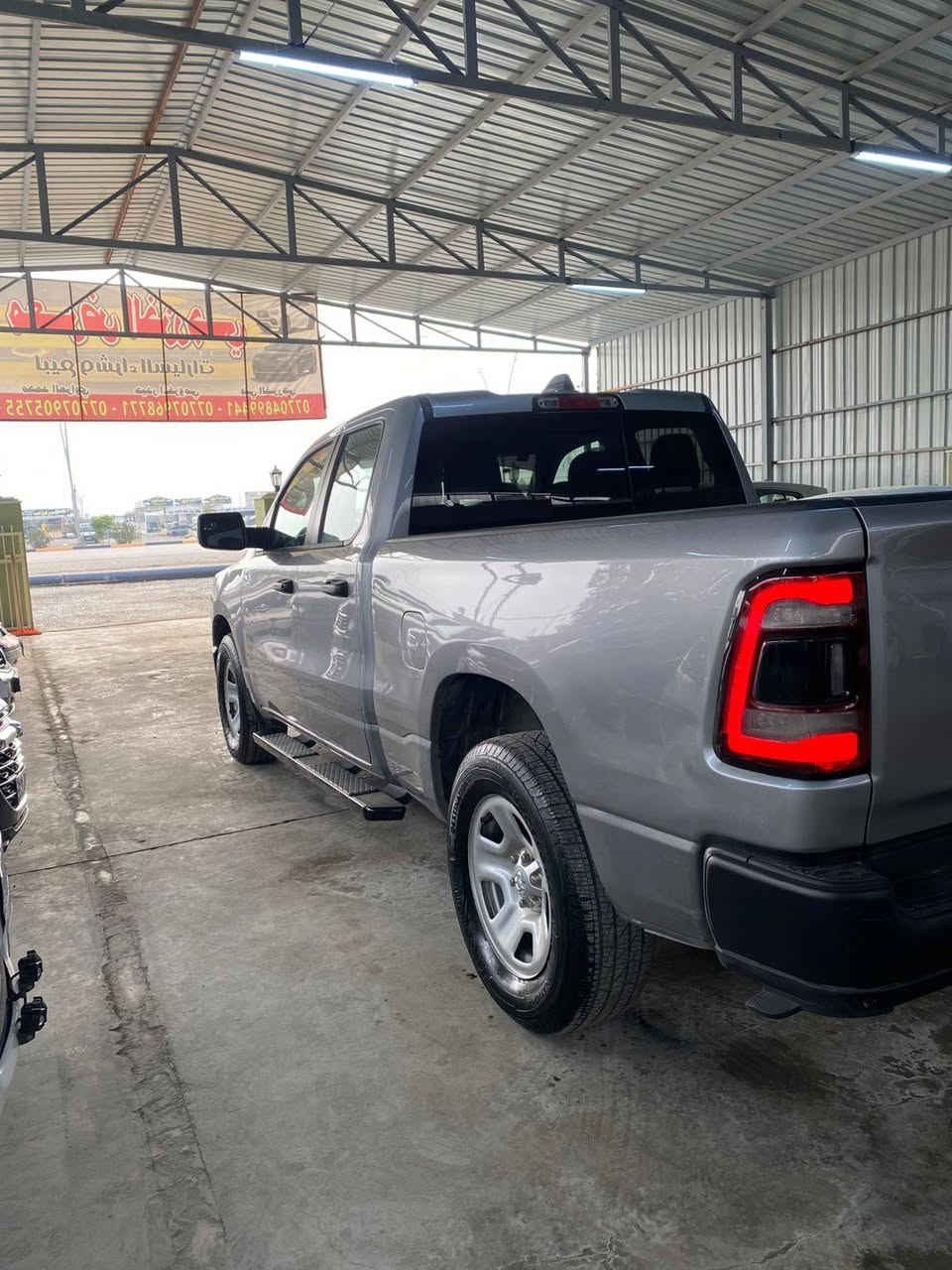 السلام عليكم دوج رام لون سلفر  موديل 23  باب قصير محرك 6سلندر سياره كامله ومرقم ديالى بسمي بدون ايرباك وشواصي والحادث موضح السعر 240 وبيها مجال للاستفسار ***********
