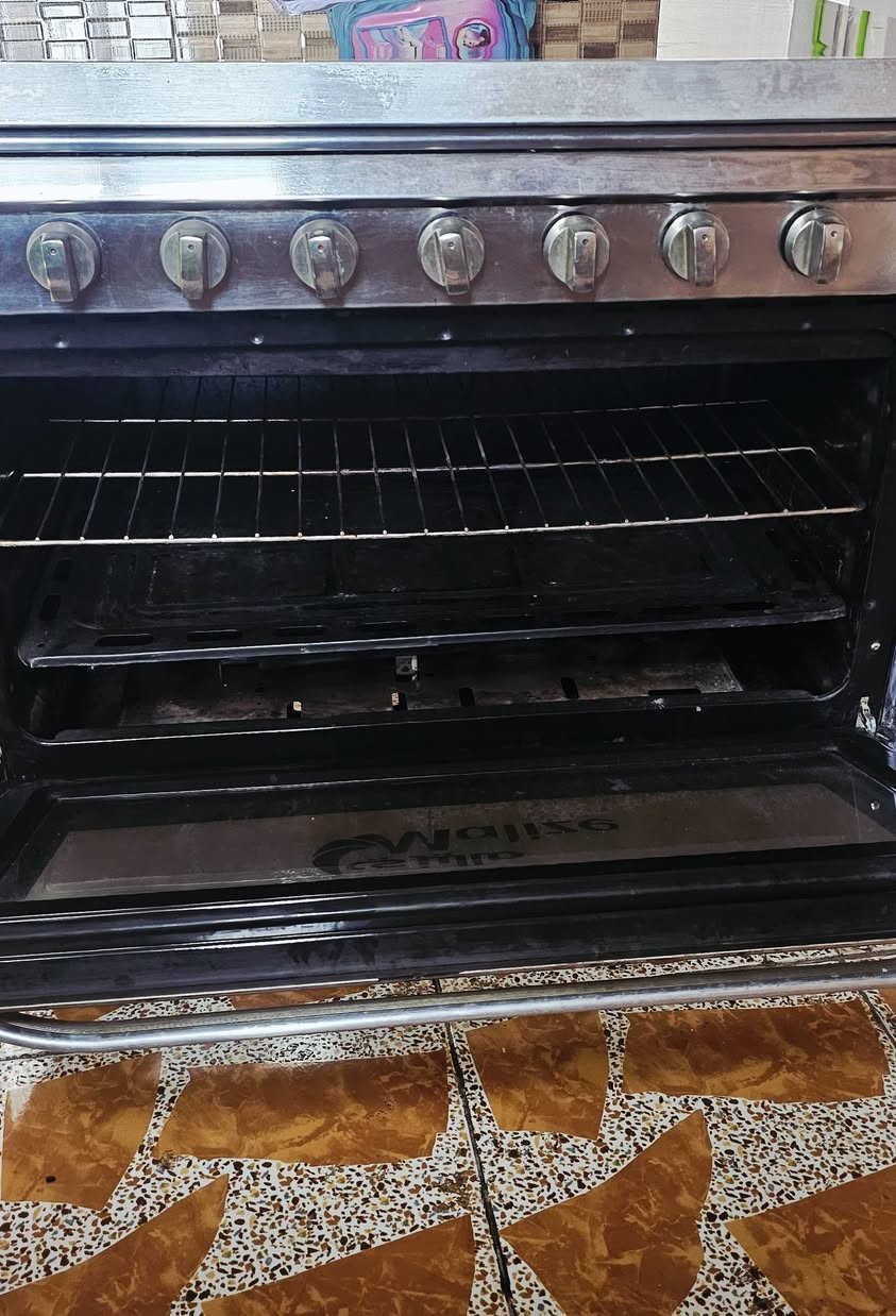 السلام عليكم 
طباخ مستخدم نضيف شغال
5 عيون والفرن فوك وجوة
سعرة 175 وبي مجال
***********
