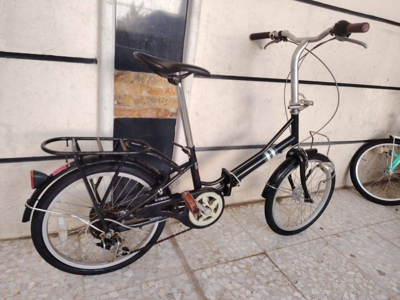 بيسكل موديل تكسي يطبك حجم ٢٠
باله ياباني النضافه فول وضع حاويه 
السعر ( 90 الف) 
غير مستخدم داخل العراق
كير وحساس شغال فول 
لون ميمز اسود مختم
سيبايه خلفي عظم
تايرات بلادي كشن بلادي
قفل خلفي اصلي شغال 
قطعه روعه وضع شركه
كير ٦ نمر شيمانو شغال
العنوان بغداد منطقة الحبيبيه
هاتف ***********
الاستفسار واتساب
