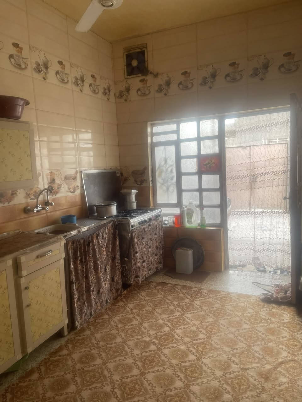 السلام عليكم بيت للبيع في حي الحسين المساحة 125 متر 
يتكون من غرفة وصالة واستقبال ومطبخ وحمام داخلي وخارجي 
للاستفسار الأتصال على الرقم ***********
