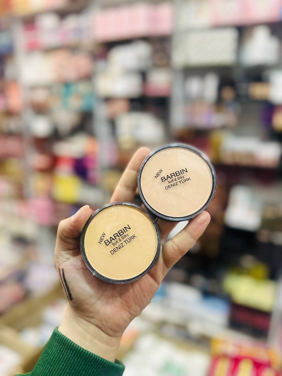 بێزار بوویت لەوەی مەیکەپەکەت دوای چەند کاتژمێرێک تێکبچێت یان دەموچاوت ببریسکێتەوە؟ 🪄 پاودەری Barbin نهێنی مەیکەپێکی جێگیر و بێ عەیبە. ئەم پاودەرە وەک سیحر کار دەکات بۆ شاردنەوەی کونیلەکان و سافکردنی پێستت.
🔹 بۆچی ئەم پاودەرە هەڵبژاردەی یەکەمی تۆیە؟ 💎
• جێگیرکەری بێ وێنە: ⏳ مەیکەپ و کۆنسیلەرەکەت بۆ ماوەیەکی زۆر دەپارێزێت و ناهێڵێت تێکبچێت یان هێڵ دروست بکات.
• کۆنتڕۆڵی چەوری: 🚫 درەوشانەوەی ناخۆشی سەر لووت و ناوچەوان لادەبات و دیمەنێکی "مات" و مەخمەڵی بە پێست دەبەخشێت.
• شاردنەوەی کونیلەکان: 🔍 وەک فلتەری کامێرا کار دەکات؛ هەموو کونیلە گەورەکان و وردە هێڵەکانی دەموچاو ون دەکات.
• سوکی و نەرمی: ☁️ ئەوەندە ورد و سوکە، کە هەستی پێ ناکەیت لەسەر پێستت و ڕێگری لە خنکانی کونیلەکان دەکات.
🔹 ئامۆژگاری زێڕین: 💡
بۆ ئەوەی ژێر چاوەکانت زۆر ساف دەرکەوێت، دوای بەکارهێنانی کۆنسیلەر، بڕێکی گونجاو لەم پاودەرە بە ئیسفنجێکی مەیکەپ دابنێ (Baking)، چەند خولەکێک چاوەڕێ بکە و پاشان بە فڵچە لایببە. ئەنجامەکەی تووشی شۆکت دەکات! 🪄✨
@highlight 

بۆزانینی نرخ مەسنج بکەن


**إذا كنت صاحب هذا الإعلان وتريد حذفه لأي سبب، رجاءا أرسل رسالة إلى الدعم الفني**