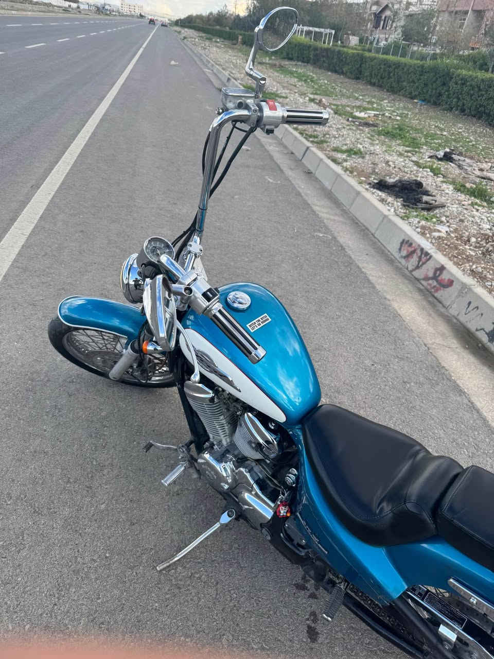 Honda steed 400cc
مەکینە کەپس 400cc
گزوز سپۆرت
سوکان چیکانۆ 
سیسی باڕی چۆپەر 
تایەکانی تازەن 
کارەبایاتی مەزبووتە و هەمووشتێکی ئیش دەکات. 
مانگێک نابێ کابرێتەی خاوێن کراوەتەوە و ڕۆنی گۆڕدراوە 
نرخ : ١٥$ و مامەڵە
واتساپ : *********** أربيل, العراق
