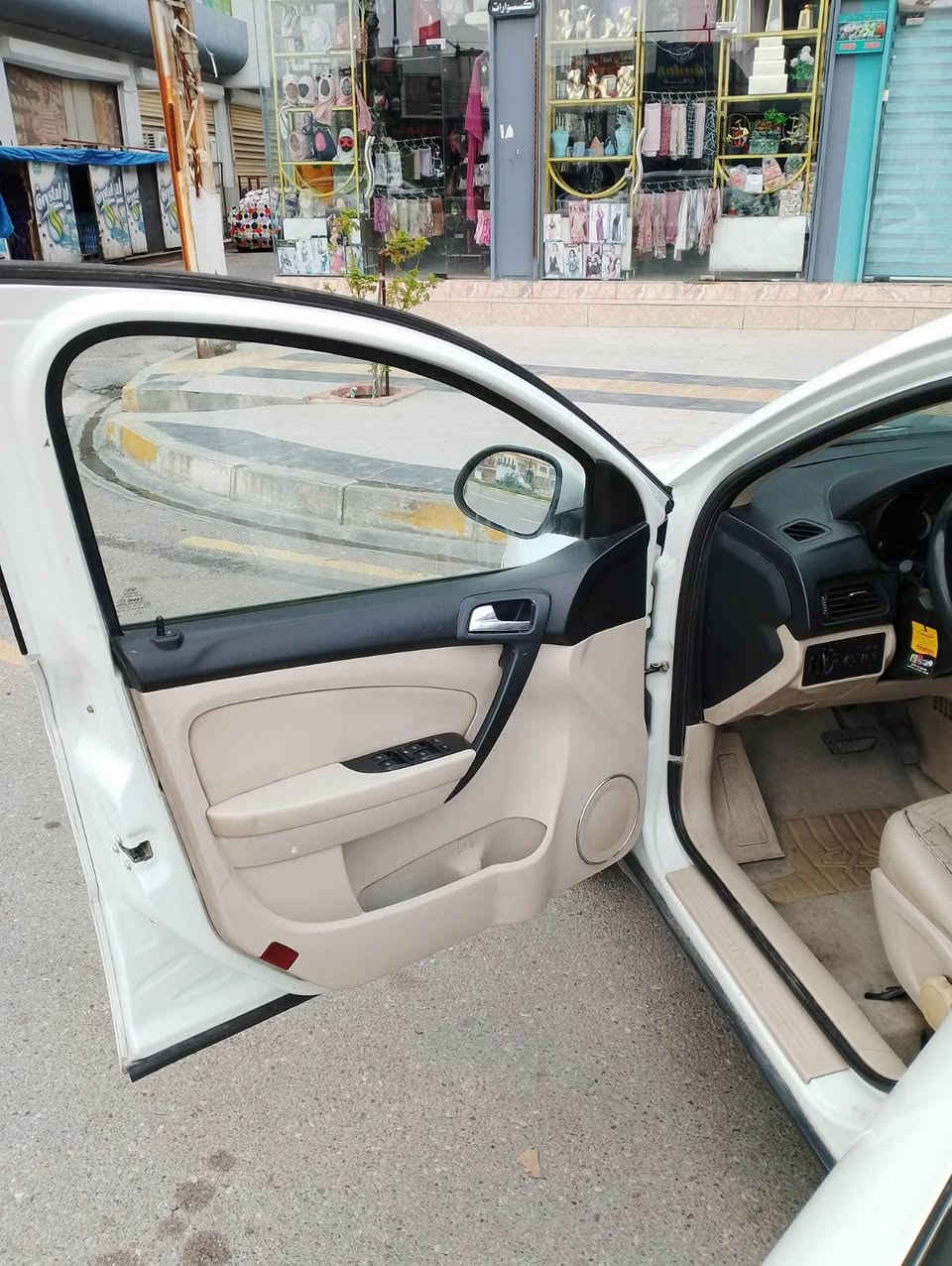 سلام عليكم 
للبيع شيري a3 موديل 2014
رقم سليمانيه سنويه  جديد شرط تحويل بيها بطاقه بانزين
كير محرك شرط سياره ماشيه 85 فقط  صدر جديد تايرات جديد كهربائيات كله شغال تبريد تدفىه سياره كلشي بي شغال 
فول موصفات سقف سلايت حساس خلفي كشنات جلد  تبريد لمس شاشه كاميره قفل مركزي 
سياره بيها صبغ بونيد وشويه من جاملغين بدون دواخل وبدون ارباك سعرها 65 وبيها مجال عنوان كركوك شارع القدس *********** كركوك, العراق
