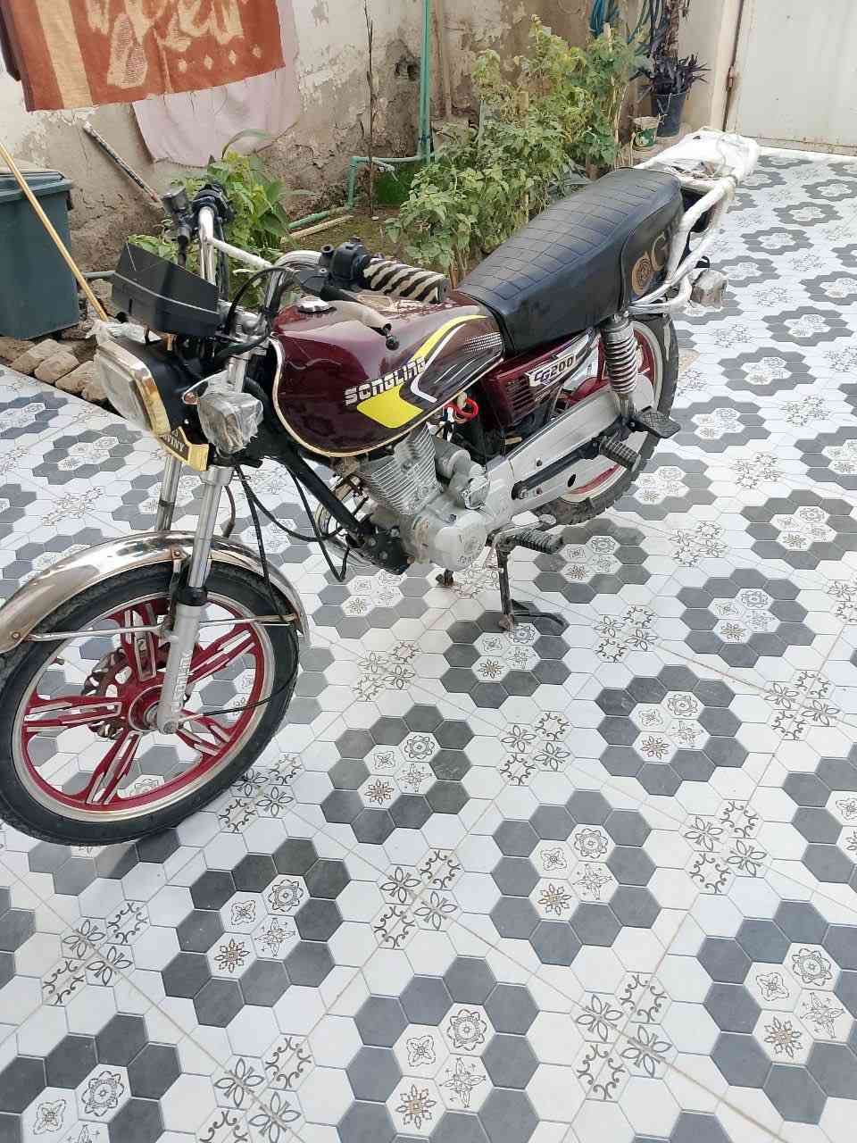 سلام عليكم 
دراجه 2023نضيفه ومكينه خير من الله ما مفتوحه بيه ورقه وحده 
السعر /550وببه مجال 
الرقم ***********ديالى بعقوبه كاطون الرحمه
