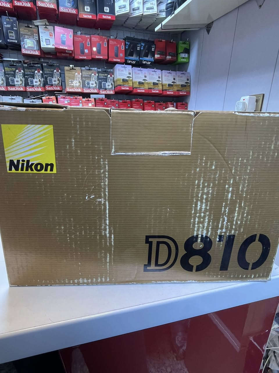 � فرصة لعشاق التصوير الاحترافي! 🔥

كاميرا Nikon D810 (Body) المستعملة بحالة ممتازة، واحدة من أقوى كاميرات الفول فريم من نيكون، وما زالت خياراً مفضلاً للمصورين الباحثين عن دقة عالية وجودة صور استثنائية.

✅ مستشعر Full Frame بدقة 36.3MP
✅ تفاصيل مذهلة ومدى ديناميكي واسع
✅ أداء احترافي في تصوير البورتريه والطبيعة والإعلانات
✅ هيكل متين ومناسب للاستخدام المكثف
✅ جودة صور احترافية تنافس الكثير من الكاميرات الحديثة

📍 متوفرة الآن لدى السامر لمستلزمات التصوير الاحترافي

📌 العنوان: بغداد – الباب الشرقي
📞 للاستفسار والحجز: ‭***********‬

⚡ إذا كنت تبحث عن كاميرا فول فريم احترافية بسعر مميز، فهذه فرصتك لا تفوتها
