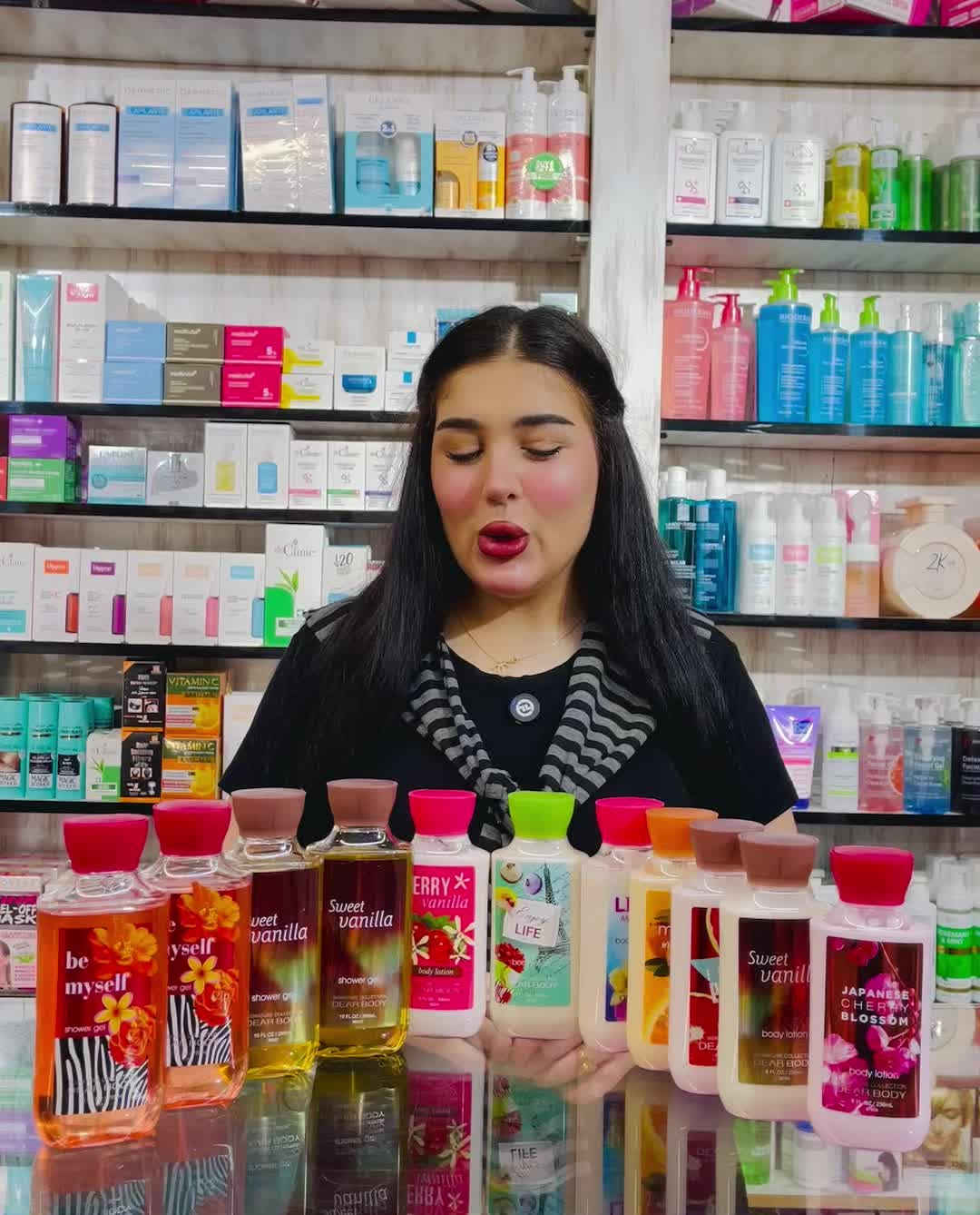 مجموعة Sweet Vanilla (سويت فانيلا) هي سلسلة عناية شخصية تعتمد على الرائحة الدافئة والأنثوية للفانيليا. 💫جل الاستحمام (شاور جل)الوظيفة: ينظف الجسم بلطف و: يترك بشرتك نظيفة، منتعشة، ومهيأة لامتصاص المرطب لاحقاً.والمرطب (لوشن الجسم / كريم)الوظيفة: ترطيب عميق للبشرة وحبس الرطوبة داخلها لمنع الجفاف.و : ينعم الجلد ويترك عطراً ثابتاً وجذاباً للفانيليا يدوم طويلاً على الجسم

. #متوفر بمول روزه الطابق الثاني قسم الكوزمتك 

العنوان 📍 الدوره شارع أبوطياره 

متوفر لدينا خدمة  توصيل 🚗

***********.  #خدمة #توصيل
