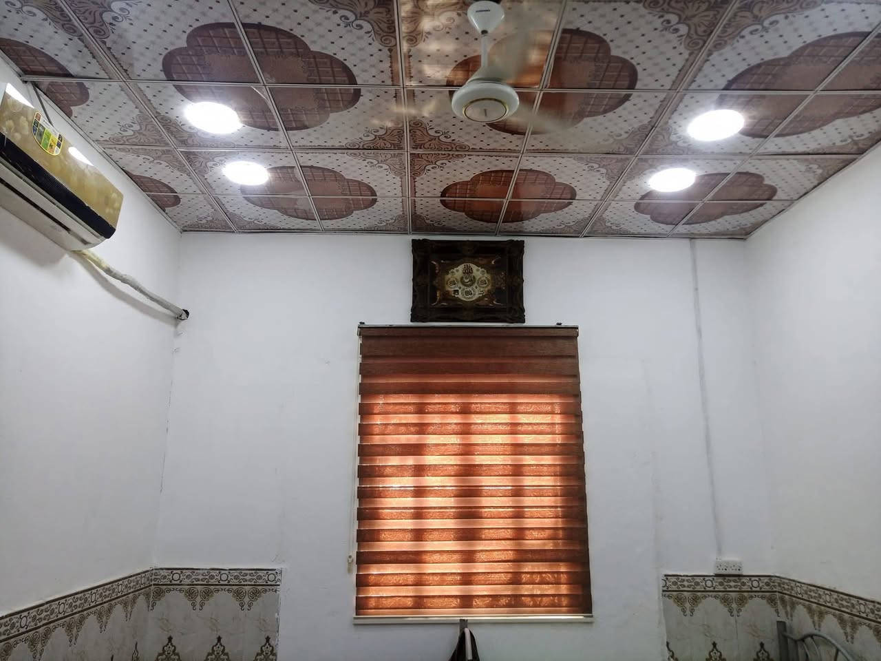 السلام عليكم بيت للبيع في الحيانيه حي الحسين مقابيل المدارس قرب المستوصف السوق مالت الحياني المدينه البيت خمس غرف بيه زائد ديوانيه زائد استقبال زائد كراج طوله 10 امتار بيتركن طابوس البيت مراوس عادي مساحه البيت ( 140) *********** واتساب
