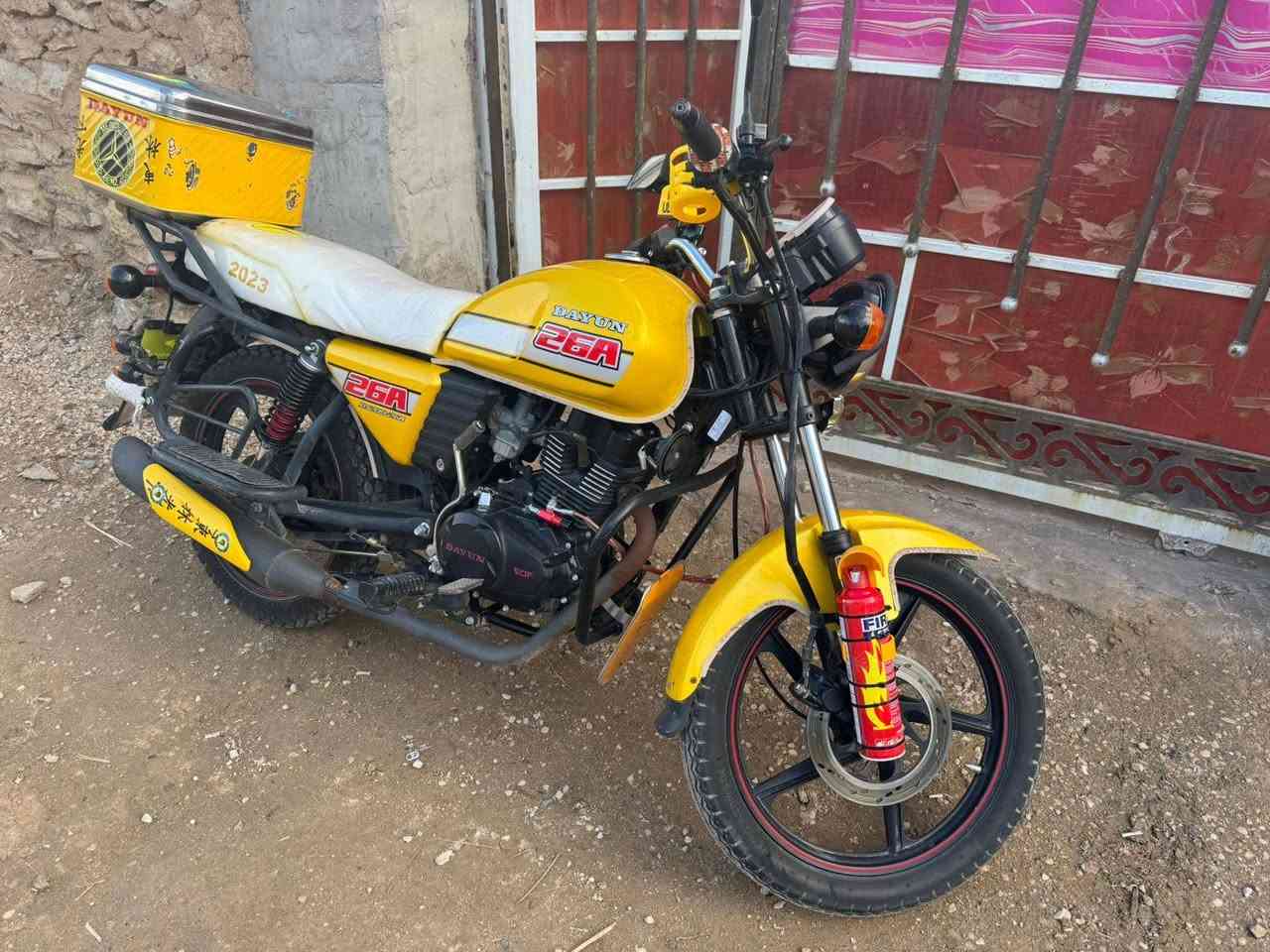 السلام عليكم دايون نفخ للبيع محرك 200 كتابه حمره مديل 22 طالعه ب23  الدراجه تخبل كل نقص مابيها اشاير عالي ناصي رماش كل شغال وعليها تزويد عمبار كلج رياضي الدراجه مداريها دهن بانزين صوت المحرك مينسمع سعرها 1600 وبيها مجال للشراي مكاني كربلاء حي العباس قرب النافوره ***********
