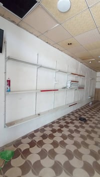 ئەم ڕەفانە بۆفرۆشتن سپیەکان 8مەترن و 20 سم ڕەشەکانیش دووەتر بەرزن و مە...