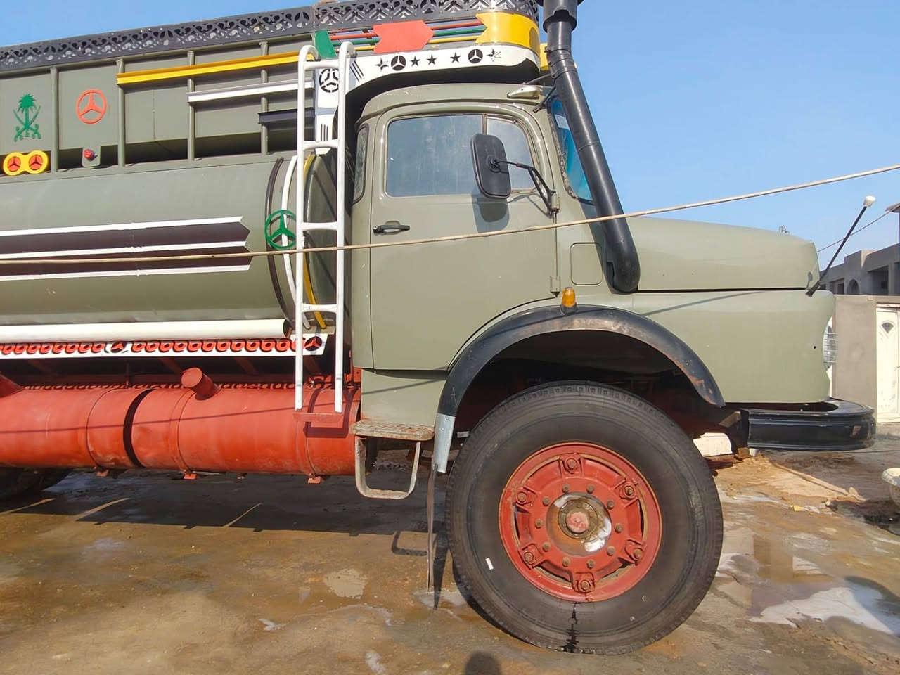 ---

*للبيع  مرسيدس موديل 1980* 🚛

*المواصفات:*
- *النوع*: مرسيدس 
- *الموديل*: 1980 
- *الرقم*: بغداد
- *الحالة*: السيارة نضيفة وجاهزة للشغل، تانكي حداد جواد السماوي، دوشمة كاملة، تايرات جديده
- *المكان*: كربلاء

*السعر: اتصال* 

الشراي الجاد يتصل وما نقصر وياه ان شاء الله

*للاستفسار***********
