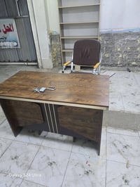 8ميز مكتب مع كرسي ثابت مع فاترينا مع ثلاجه مكتب صغيره . بغداد الكرخ كف...