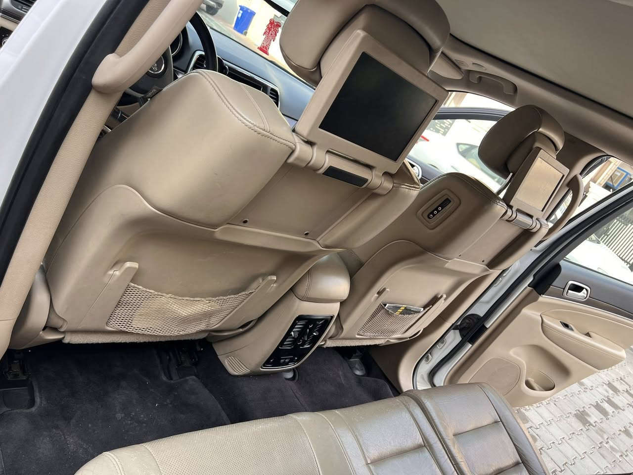 السعر ٢٩٥ بيها مجال بسيط 
جيب جراند شيروكيLimited  plus sport 
خليجى   2018
عدد الأميال : 145ميل
سلندر: 6 سلندر
محرک: 3.6 
الكاميرا الخلفية-بصمتين وياه - سقف بانورامي  - صندوق كهربائي  - مستشعر وقوف - تدفئة المقاعد - بصمة - شاشة  - مانع الانزلاق - تدفئة مقود القيادة -- التشغيل عن بعد - 4x4 - رادار - أوتو بارك - التحكم الإلكتروني في الثبات - تحذير من الاصطدام الأمامي - مرايا جانبية تدفئة - خطوات جانبية - زر التشغيل
٣شاشات
العنوان: سلىمانية-

☎️-***********
