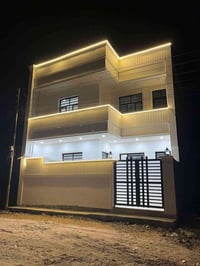 بيت مساحه 100 متر طابقين واجهه 8 متر يحتوي على 3 غرف نوم واستقبال  وخد...