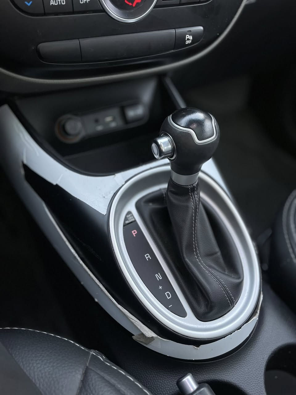 السلام عليكم 
للبيع كيا سول 2019 خليجي الشركة الدوالية ماشية 27 الف على وضع الزيرو
السيارة بدون قطره صبغ بدون تبديل
فول مواصفات 1/1 
رقم بغداد الجديد باسمي 
هزه جديده وسنويه جديده 2031
مواصفات 
1600 Dosh
بانورما
شاشه اصليه
كامره اصليه
نظام ترحيب
مري شفط
كشافات
سستم سماعات
ويل كب 
غراض الشركة موجوده
سويج عدد 2 
كتلوكات
اريل الشركة 
السعر 148 وبيها بسيط
العنوان بغداد الغزالية
رقم الهاتف ***********
