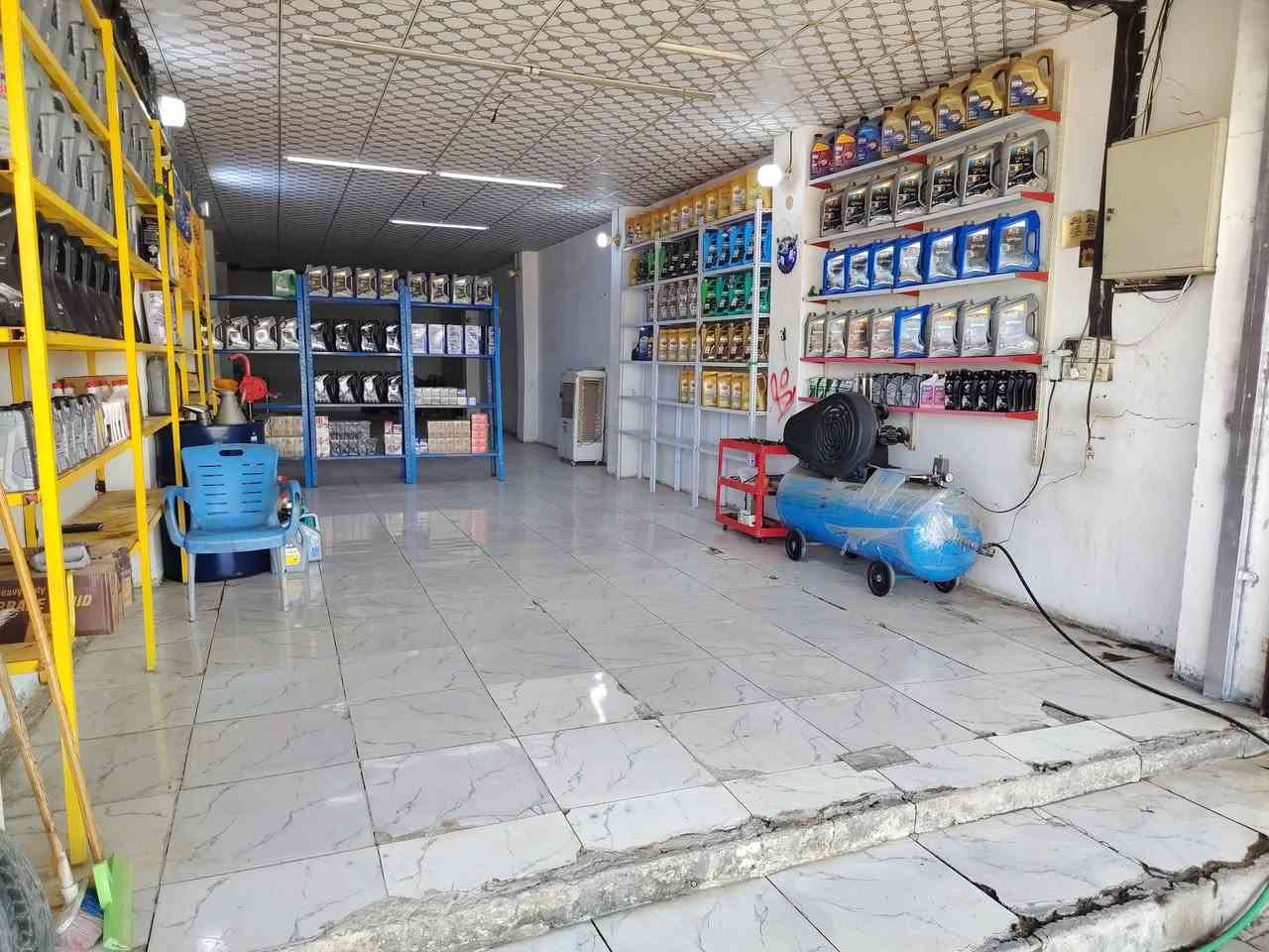 سلام عليكم للبيع محل دهن وغسل المحل عرضه 5متر نزال 20 متر بي ماطور هوه جديد وماطور غسل جديد تانكيات مكانه نجف حي العسكري شارع السبيس قرب صيدليه الحسان *********** ايجاره 250 بشهر
